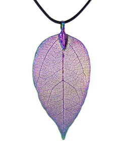 Leaf-shaped pendant necklace