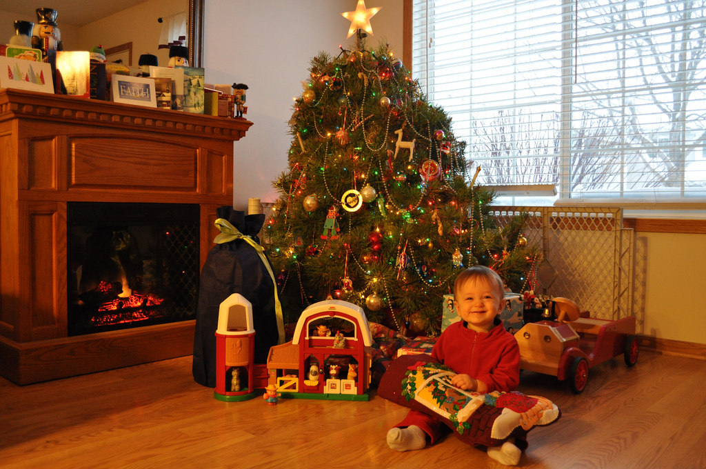 Unique Ways To Commemorate Your Baby's First Christmas