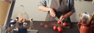 slicing tomatoes